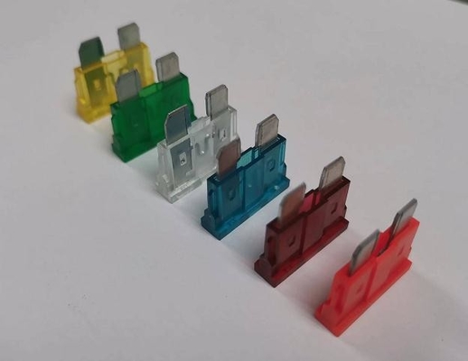 DC32V 1A ฟิวส์ใบมีดยานยนต์สีดำใช้ได้กับการป้องกันสาขาภายใน