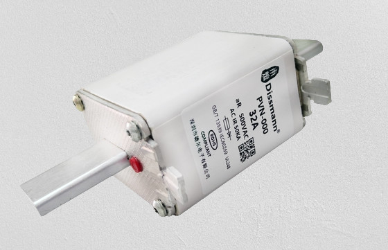 เครื่องชาร์จแบตเตอรี่ Solar PV ฟิวส์ Square Body 750volt แรงดันไฟฟ้าที่ได้รับการจัดอันดับ
