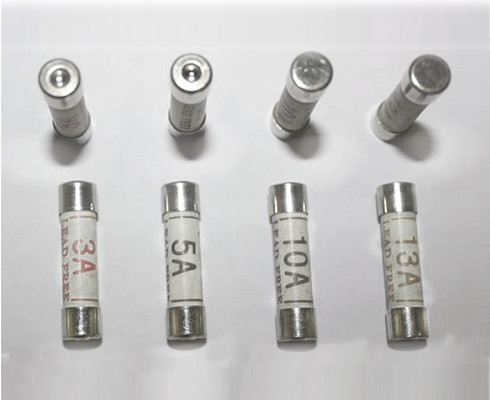 การป้องกันกระแสไฟ BS1362 ตลับฟิวส์ 13a ใบรับรอง ASTA แรงดันไฟฟ้าที่กำหนด
