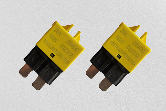 ฟิวส์ใบมีดเบรกเกอร์แบบรีเซ็ตได้ไนลอน 28VDC ฟิวส์ใบมีดขนาดเล็กที่สามารถตั้งค่าใหม่ได้